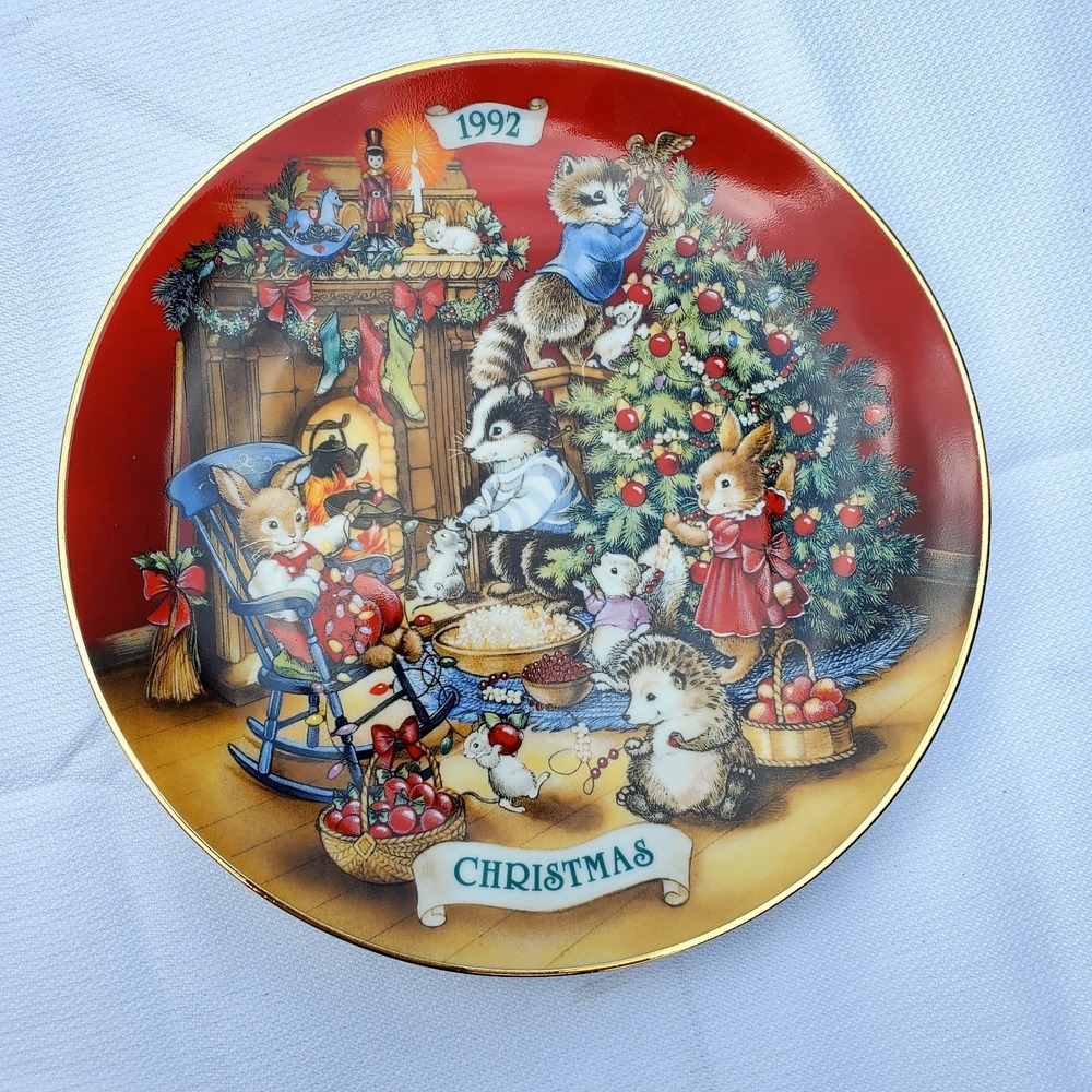 1992 Avon "Sharing Christmas With Friends" Plate 22K Gold‎ Trim ☆ Vintage ☆ NIB!